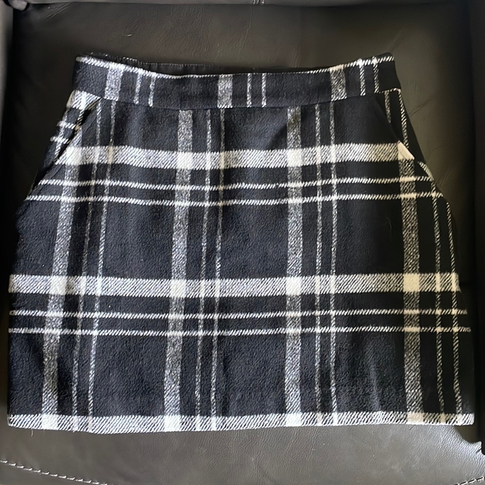 Black and white plaid skirt with pockets